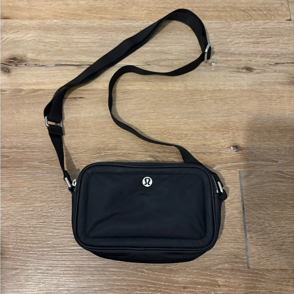 Lululemon Crossbody Camera Bag 2L in Black / Silver - Picture 2 of 15